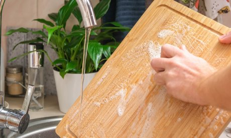 Το tip της μαμάς: O λόγος που δεν πρέπει να πλένετε το ξύλο κοπής μόνο με υγρό πιάτων