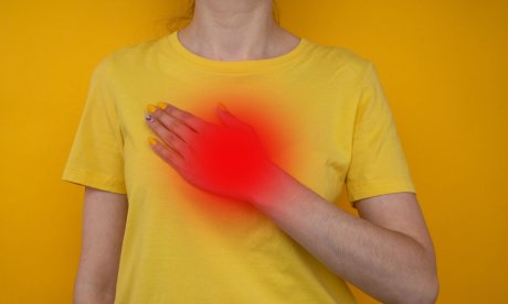 Δυσφορία στο στήθος: Πότε είναι καρδιά και πότε μυικός πόνος
