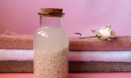 Βοηθάει το “ρυζόνερο” στην ανάπτυξη μαλλιών; Τι απαντούν δερματολόγοι