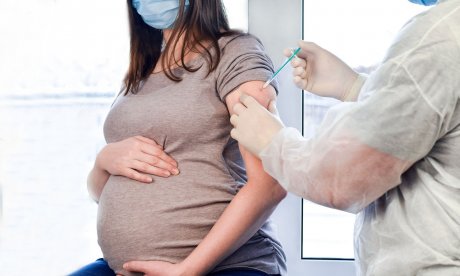 Εμβολιασμός εγκύων κατά της Covid-19: Από ποιες επιπλοκές προστατεύει