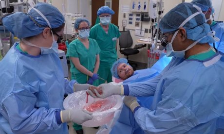Απίστευτες εικόνες: Μεταμόσχευση νεφρού με τον ασθενή ξύπνιο! (video)