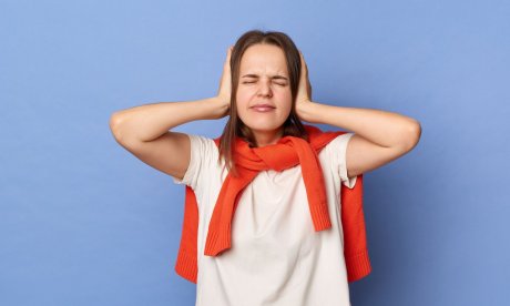 Βουλωμένα αυτιά από το άγχος: Γιατί συμβαίνει και τι να κάνετε