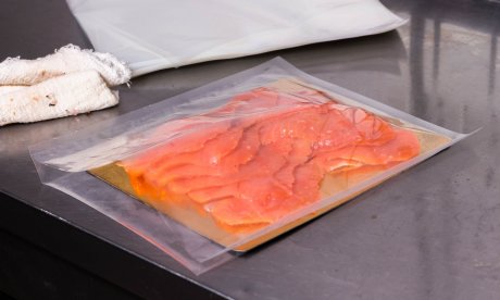 Ανάκληση ΕΦΕΤ για καπνιστό χέλι: Εντοπίστηκε και πάλι Listeria