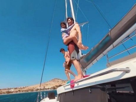 Ο Σάκης Ρουβάς είναι ο καλύτερος μπαμπάς: Το βίντεο με τις βουτιές από σκάφος μαζί με τα παιδιά του
