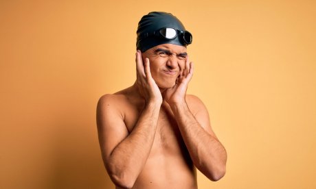 Πόνος στο αυτί μετά το κολύμπι: Πώς περνάει – Το κόλπο στον ύπνο