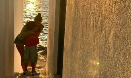 Την πιο όμορφη φωτογραφία στο ηλιοβασίλεμα έβγαλε η Σταματίνα Τσιμτσιλή με τον γιο της