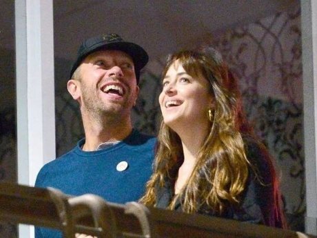 Η Dakota Johnson διαψεύδει τις φήμες χωρισμού με τον Chris Martin και αυτό είναι ο λόγος