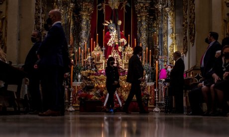 Σκάνδαλο στην Καθολική Εκκλησία: «Ιερές» επενδύσεις σε μπουζούκια - Πώς έγινε το «ξέπλυμα» 3 εκατ.