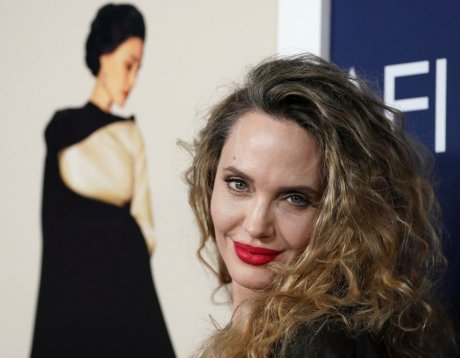 Η Angelina Jolie με κατσαρό μαλλί, χαμόγελο και νάζι στο κόκκινο χαλί - Να κάτι πολύ ενδιαφέρον