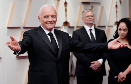 Ο sir Anthony Hopkins χορεύει Ζορμπά, αλλά δεν ήταν η πρώτη φορά - Chapeau από Αλιάγα & Τανιμανίδη