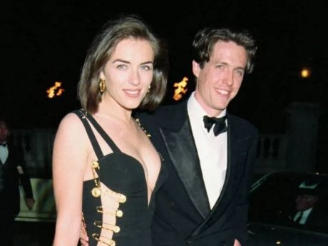 Όταν ο Hugh Grant είδε τη Liz Hurley με το φόρεμα με τις καρφίτσες μπόρεσε να πει μόνο μία λέξη