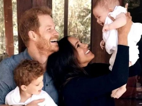 Στη χριστουγεννιάτικη κάρτα του Harry και της Meghan είδαμε μετά από χρόνια τον Archie και τη Lily