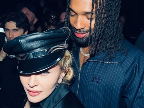 Αρραβωνιάστηκε τον 28χρονο αγαπημένο της η Madonna; Η φωτογραφία με το μονόπετρο που «λέει» πολλά