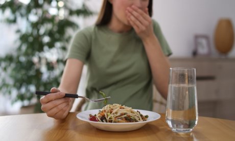 Έγκαιρη διάγνωση καρκίνου: Προσοχή σε αυτά τα σημάδια όταν τρώτε