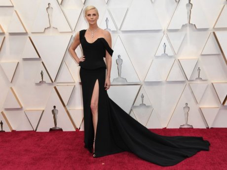 Εν αναμονή των Oscars 2025 θυμόμαστε τα red carpet looks που άφησαν τη δική τους ιστορία