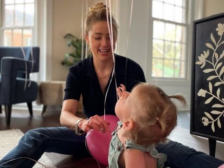 Η Amber Heard γέννησε δίδυμα: Η πρώτη φωτογραφία των τριών παιδιών της και τα ονόματά τους