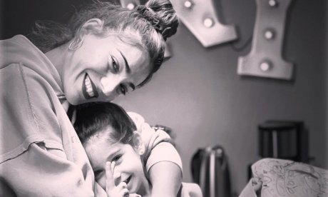 «Ό,τι πιο όμορφο έχω είναι εσύ»: Η μητρική αγάπη μέσα από τα μάτια της Ήβης Αδάμου