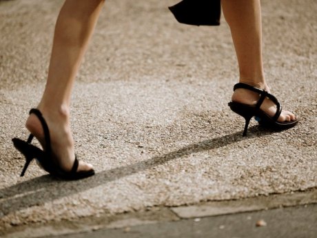 3 super έξυπνα - και απλά - tips για να μη γλιστράνε τα παπούτσια σου