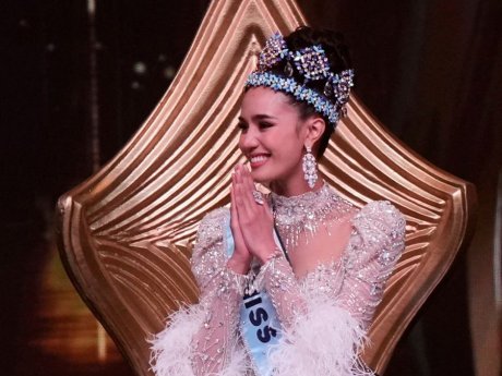 Η Opal Suchata έγινε Miss World 2025, αλλά η ομορφιά δεν είναι το πιο δυνατό της στοιχείο