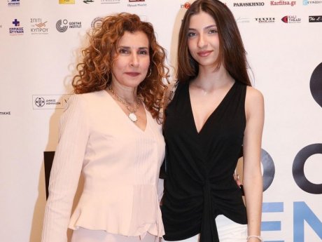 Η σπάνια έξοδος της Μαρίας Παπαλάμπρου με την κόρη της μάς θύμισε το «Και οι παντρεμένοι έχουν ψυχή»