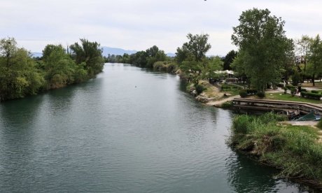 Άραχθος: Αγωνία για τα δύο παιδιά που παρασύρθηκαν από τα νερά - Συγκινεί ο ήρωας που τα έσωσε
