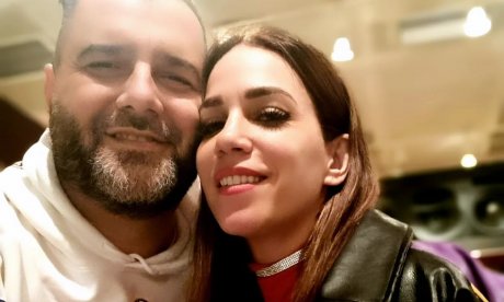 Ο πιο γλυκός μπαμπάς του Ιουνίου: Ο Βαγγέλης Σερίφης στο πιάνο με τον γιο του στην αγκαλιά