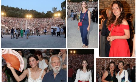 «Άνοιξε» το Φεστιβάλ Επιδαύρου - Κατάμεστο το Αρχαίο Θέατρο από επώνυμους - Οι λαμπερές παρουσίες
