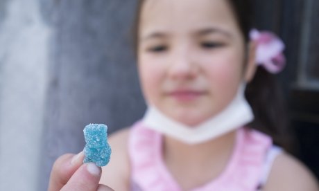 Τι συμβαίνει αν το παιδί φάει ζελεδάκια κάνναβης – Τι πρέπει να ξέρουν οι γονείς
