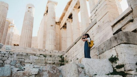 Σε άλλα νέα, Αγγλίδα τουρίστρια νομίζει ότι ο Παρθενώνας ακόμα χτίζεται