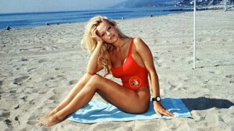 Καμία δε φόρεσε το κόκκινο ολόσωμο μαγιό όπως η Pamela Anderson