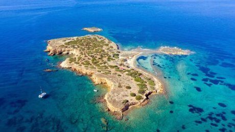 Το μικρό νησί απέναντι από τη Βούλα που ανήκει σε συνταξιούχο οδηγό λεωφορείου