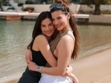 Η Χριστίνα με την Ελίνα Μπόμπα και 4 ακόμα γνωστές Ελληνίδες που είναι αχώριστες με τις αδερφές τους