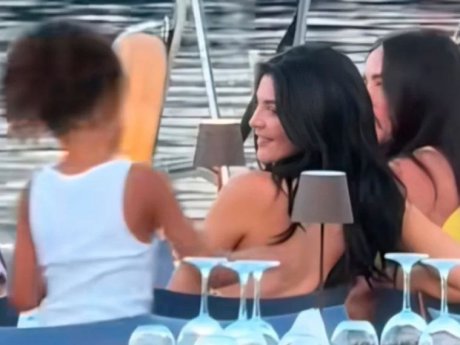Η Kylie Jenner βρίσκεται στην Κεφαλονιά και όλοι ρωτάνε το ίδιο πράγμα