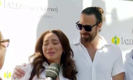 Ευρυδίκη Βαλαβάνη: Η στιγμή που ξεσπά σε κλάματα στις πρώτες δηλώσεις για τον ερχομό του γιου της