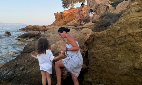 Οι δίδυμες κόρες της Χριστίνας Μπόμπα κλέβουν την παράσταση στις καλοκαιρινές τους διακοπές