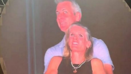 Coldplay, φιλάκια και... HR σκάνδαλα: Όταν η kiss cam σε πουλάει στεγνά