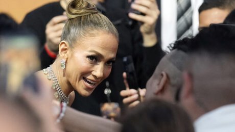 JLo: Έπεσε η φούστα της στη σκηνή και ήταν το δώρο γενεθλίων (της) που μας άξιζε