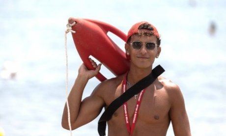 «Λιποθύμησε μέσα στο νερό, την βγάλαμε αναίσθητη»: Ναυαγοσώστες στο Newsbomb