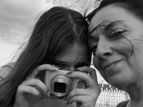 «Τι ωραία σχέση που έχετε κόρη και μητέρα», είπαν στη Σοφία Μουτίδου μετά τις διακοπές στη Σαντορίνη