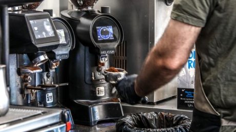 Γιατί η Gen Z θα πρέπει να το γυρίσει στον μαύρο καφέ;