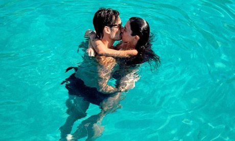 Ασυγκράτητο το ζευγάρι της ελληνικής showbiz! Τα καυτά φιλιά τους μέσα στη θάλασσα