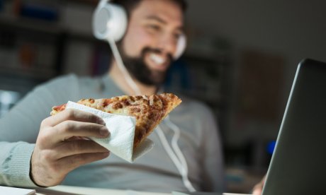 Τι ώρα πρέπει να σταματάτε να τρώτε, σύμφωνα με τους καρδιολόγους