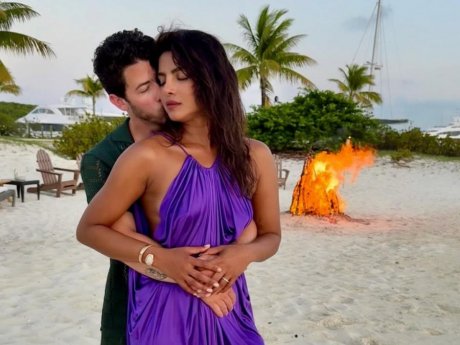 Ο Nick Jonas αποκαλύπτει ότι χρησιμοποιεί το κρεβάτι του με την Priyanka Chopra μόνο για έναν λόγο