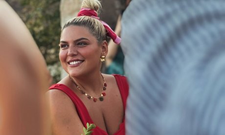 Η Δανάη Μπάρκα έγινε νονά: «Με μαγιό μέσα απ τα ρούχα» - Το φωτογραφικό άλμπουμ της βάφτισης