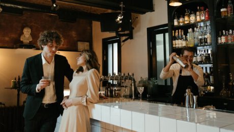 Γιατί οι άντρες δεν φλερτάρουν πια στα μπαρ όπως παλιά;