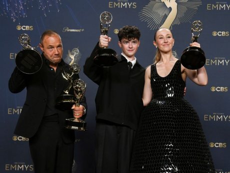 Ο θρίαμβος του «Adolescence» και «The Studio» στα Emmys 2025 και η μεγάλη ανατροπή του «The Pitt»