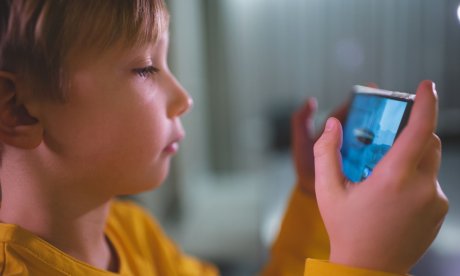 Τα Μέσα Κοινωνικής Δικτύωσης “βαλτώνουν” την πνευματική ανάπτυξη των παιδιών - Έρευνα