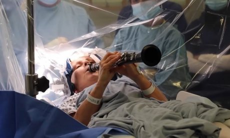 Έπαιζε κλαρινέτο κατά τη διάρκεια επέμβασης στον εγκέφαλο - Γιατί το ενθάρρυναν οι χειρουργοί [vid]