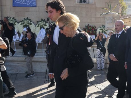 Τα δάκρυα της Άσπας του και το «αντίο» στον Σαββόπουλο: Η εξόδιος ακολουθία με συγκίνηση & σεβασμό