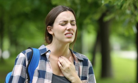 Έχετε υπερβολική βλέννα στον λαιμό; Γιατί συμβαίνει – Τι να κάνετε